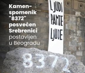 КАМЕН-СПОМЕНИК „8372“ ПОСВЕТЕН НА СРЕБРЕНИЦА ПОСТАВЕН ВО БЕЛГРАД!