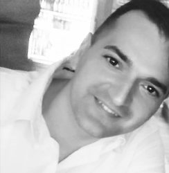 ВНУКОТ НА ЗОКИ ФАЦИ СО ОСТРА РЕАКЦИЈА: „НОВИНАР ПРОБА ДА МЕ СВРТИ ПРОТИВ СТЕФАН, МУ ЈА ВИДОВ ОМРАЗАТА ВО ОЧИТЕ! ПРОБАА ДА ГО СРУШАТ, НЕ ИМ УСПЕА! ДОКУМЕНТАРЕЦОТ Е ЗА СЕКОЈА ПОФАЛБА!“ 