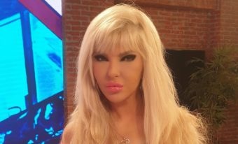 ЈАМИ СЕ СОБЛЕЧЕ НА 59 ГОДИНИ! Тело затегнато како прачка, костимот за капење “пука„ во него! (ФОТО)