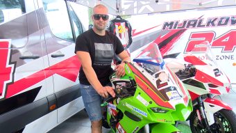 АДРЕНАЛИНОТ НА ДВА ТРКАЛА: МАКЕДОНСКИОТ ШАМПИОН ПЕТАР МИЈАЛКОВ ГО ОСВОЈУВА ЕВРОПСКИОТ ПОДИУМ! (ВИДЕО)