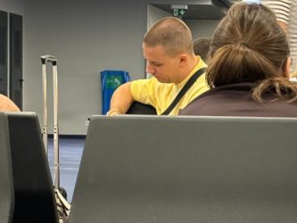 ХАЈП ПАПАРАЦО! Раперот Реља Поповиќ на аеродром: Видно НЕРАСПОЛОЖЕН пред летот за Подгорица (ВИДЕО)