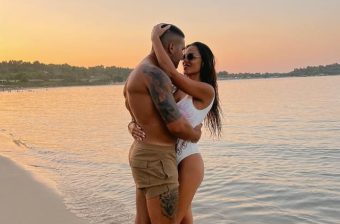 МИРКО ШИЈАН И БОЈАНА РОДИЌ ФАТЕНИ ВО СТРАСТНА АКЦИЈА НА СРЕД ПЛАЖА! МЛАДИОТ БРАЧЕН ПАР НЕ УСПЕА ДА ГИ СКРОТИ РАЗГОРЕНИТЕ СТРАСТИ! (ФОТО)