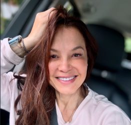 ЛАТИНО ДИВА ВО ПРОВОКАТИВНИ ПОЗИ! САКАШЕ ДА ПОЗИРА, ПА СЕ ЗАГЛАВИ НА ДРВО! (ФОТО)