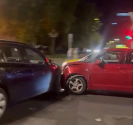 СИЛЕН СУДАР ПОМЕЃУ ДВА АВТОМОБИЛИ КАЈ ГРАДСКА БОЛНИЦА, ПОЛИЦИЈАТА ИНТЕРВЕНИРАШЕ ВЕДНАШ! (ВИДЕО)