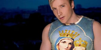 ВРЧАК СТАНА БЕЈБИСИТЕР?! Татко му го пофали, а еве за кого се грижи секојдневно! (ВИДЕО)