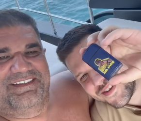 „И за тато – посебна запалка! Саша Мирковиќ со синот Алексеј на брод — оваа сцена ги насмеа многумина! (ВИДЕО)“