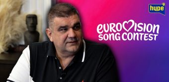 САША МИРКОВИЌ ИМ ВРАТИ НА СИТЕ КОИ ГО ОСУДИЈА НОВИОТ ЛОГО НА ЕВРОВИЗИЈА: „Мислењето е како за*ник – секој го има, само што мојот за*ник го освои тоа натпреварување, па можеби ќе се чита повеќе!“