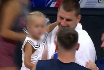 ЈОКИЌ Е ТАТКО ЗА ПРИМЕР! По победата на Србија ја зеде Огнена во НАРАЧЈЕ! Нејзината реакција е ХИТ кога му се приближи Дончиќ! (ВИДЕО)