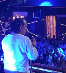 АКО МИСЛЕВТЕ ДЕКА НЕМА НИКАКВИ МУЗИЧКИ АТРАКЦИИ ОВА ЛЕТО – СЕ ЛАЖЕТЕ! Тука е Аца Лукас да ве разубеди!