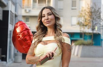 АНЕЛИ АХМИЌ ГО ПРОМЕНИ ЛИЧНИОТ ОПИС! Фановите во ШОК на што ЛИЧИ: „Ќе ѝ ЕКСПЛОДИРА ФАЦАТА…“