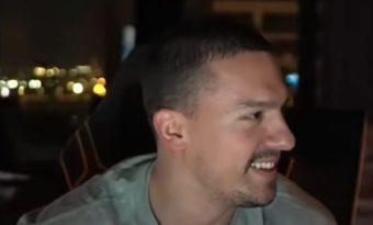 ДЕВОЈКАТА НА БАКА ПРАСЕ СЛУЧАЈНО ВЛЕЗЕ ВО ЛАЈВ – ТОЈ РЕАГИРАШЕ СО ШОКАНТЕН КОМЕНТАР! (ВИДЕО)