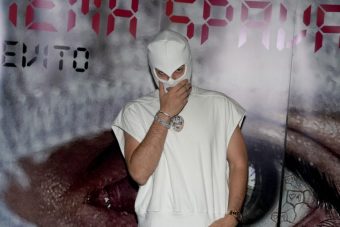 ДЕВИТО ЈА ИЗВАДИ МАСКАТА НА НАСТАП?! Исплива шокантна снимка, замина заштитниот знак на раперот (ВИДЕО)