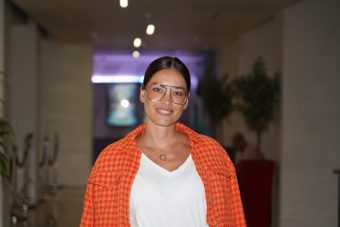 ДОДЕКА ГО ШЕТА КУЧЕТО, НА СЕБЕ НОСИ 20.000 ЕВРА! Мирка Васиљевиќ во луксузно издание прошета низ улиците! (ФОТО)