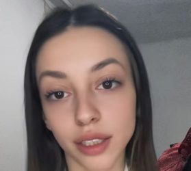 КОЈА Е ТИКТОКЕРКАТА ШТО НАПАДНА ПОЛИЦАЕЦ?! СЕ КАРАЛА СО ДИНА ТЕРЗИН, ЗАЉУБЕНА Е ВО ЛУКА СИЛНИОТ, ПЛАЧЕ ВО ЛАЈВ! (ВИДЕО)