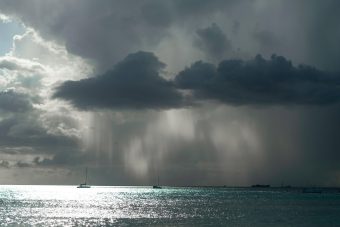 НЕСТАБИЛНО ЛЕТО: ДОДЕКА ЈУГ ГОРИ, ЗАПАД ЌЕ ГО ОСВЕЖАТ ДОЖД И ГРМЕЖИ!