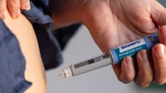 КРЕАТОРИТЕ НА ОЗЕМПИК ТУЖЕНИ ЗА 2 МИЛИЈАРДИ ДОЛАРИ ОТКАКО ИЛЈАДНИЦИ ЛУЃЕ ОСЛЕПЕЛЕ, ДОБИЛЕ БОЛЕСТИ НА ЖОЛЧКАТА, ПАРАЛИЗИ…