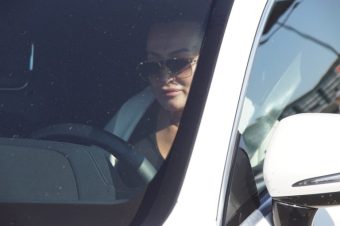 ЕКСКЛУЗИВНО! ПАПАРАЦО ОД АЕРОДРОМОТ! Пејачката пристигна, па доживеа шок – никој не ја пречека!