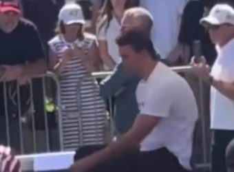 (ВОЗНЕМИРУВАЧКО 18+) НЕЦЕНЗУРИРАНО ВИДЕО ОД УБИСТВОТО НА ЧАРЛИ КИРК! Соработникот на Трамп погоден со куршум во вратот, крв на сите страни! 