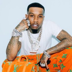 ШОК-СНИМКА! ПОЗНАТ РЕПЕР УАПСЕН ПО ХАОСОТ ВО ДОЛЕН ВЕШ – ПОЛИЦИЈАТА СЕ СОМНЕВА НА ПРЕДОЗИРАЊЕ, ИНЦИДЕНТ НА УЛИЦА! (ВИДЕО)