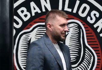 ДЕЈАН МИТРЕСКИ: „ВРАБОТЕНИТЕ ЗНААТ ДА МИ ИСКОМЕНТИРААТ ДЕКА СУМ МНОГУ СПОРТСКИ ОБЛЕЧЕН!“ (ВИДЕО)