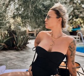 Миа Костова не се заситува од летото – додека сите враќаат јакни, ТАА ПОВТОРНО НА ПЛАЖА! [ФОТО]