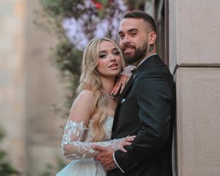 СЕ СЛАВИ ВО ДОМОТ НА ЛАЗАРОВ И МАРТА – ПРИСТИГНААТ ЧЕСТИТКИ ОД СИТЕ СТРАНИ! (ФОТО)