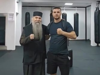 БОКСЕРСКОТ ШАМПИОН СО СВОЈОТ ДУХОВЕН ВОДИЧ: БОБАН ИЛИОСКИ ВО ДРУШТВО НА ОТЕЦ СЕРГЕЈ ЗАЕДНО ВО САЛА! (ФОТО)