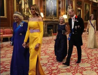 СИТЕ ЗБОРУВААТ ЗА ЖОЛТАТА ХАЉИНА СО ГОЛИ РАМЕНИ НА ПРВАТА ДАМА НА АМЕРИКА! КОЈА ПОРАКА ЈА ИСПРАТИ МЕЛАНИЈА СО ОВАА ОБЛЕКА?