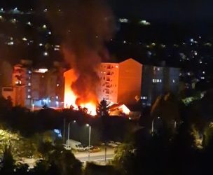 СТРАВ И ПАНИКА ВО КОЗЛЕ: ПОЖАР КАЈ ОСНОВНО УЧИЛИШТЕ – СЕ СЛУШАЛЕ ЕКСПЛОЗИИ, ГУСТ ЧАД ЈА ПРЕКРИ НАСЕЛБАТА, РЕАГИРАШЕ И СНЕЖЕ ВЕЛКОВ! (ФОТО)