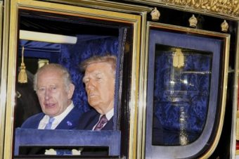 КРАЛОТ ЧАРЛС СО ПОСЕБЕН ПОДАРОК ЗА ТРАМП! А еве како му возврати американскиот претседател!