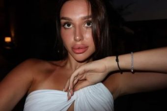 ЌЕРКАТА НА ЗДРАВКО ЧОЛИЌ ЛУМПУВА ВО КАФАНА! СИТЕ ПОГЛЕДИ УПАТЕНИ КОН НЕА – СО ИЗГЛЕДОТ ОСТАВА БЕЗ ЗДИВ (ФОТО)