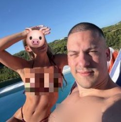 ПОЗНАТ ФУДБАЛЕР Ѝ СЕ ДОДВОРУВАЛ НА ДЕВОЈКАТА НА БАКА ПРАСЕ! Јутјуберот избувна: „Тој с*ре милиони, ама…“ (ВИДЕО)