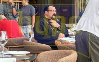 ЕКСКЛУЗИВНО ПАПАРАЦО! Го фативме Стивен Сегал во Белград! (ФОТО/ВИДЕО)