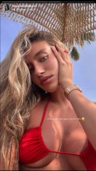 Бојана Нушкова со жешка фотографија во бикини на дождлив ден!