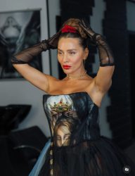 Љупка Митрова им зададе „удар“ на Долче и Габана: Како сицилијанска вдовица, ама со круна!