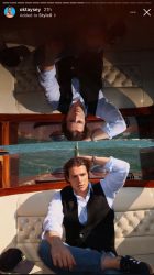 Октај јаде школки на посебно место: Изгледа како принц на гондола!