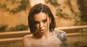 „ПРОДАЛА ДВЕ ВЛЕЗНИЦИ ВО ЦРНА ГОРА, ВОДЕЛА ЉУБОВ СО ДЕЧКОТО ВО АВТОМОБИЛ НА СРЕД БЕЛ ДЕН“ – Бресквица доживеа ПРОПАСТ НА КАРИЕРАТА по ангажирањето на Поп како менаџер – сите ја ЖАЛАТ во што се ПРЕТВОРИ!