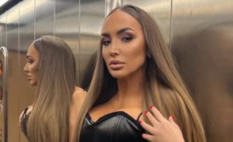 ГОГА СЕКУЛИЌ ПРОВОЦИРА ВО ЛИФТ! Облечена во тесна маичка – сите коментираат за нејзините гради (ФОТО)