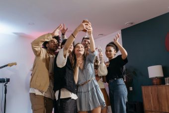 Инфлуенсерите сега официјално се интегрираат во медиумската регулација – што значи тоа за публиката и креаторите!