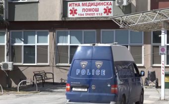 ХАОС ВО ПРИЛЕП: ПОЛИЦИЈАТА ПУКАШЕ ВО ВОЗДУХ ЗА ДА СОПРЕ МАСОВНА ТЕПАЧКА ПРЕД БОЛНИЦАТА – ПРИВЕДЕНИ 13 ЛИЦА!