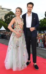 ФАТЕНА ПОРАНЕШНАТА ДЕВОЈКА НА МИЛОШ БИКОВИЌ! Приведена на московскиот аеродром!