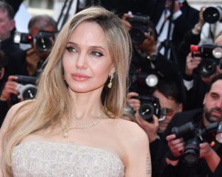 ШОКАНТЕН ИЗГЛЕД НА АНЏЕЛИНА ЏОЛИ! Актерката непрепознатлива! (ФОТО)