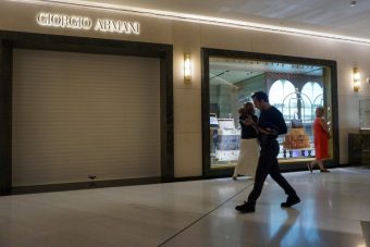 ПРОДАВНИЦИТЕ НА АРМАНИ СО СПУШТЕНИ РОЛЕТНИ! Славниот креатор погребан на семејниот имот, церемонијата траела цели 4 часа!