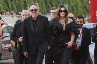 КРАЈ НА РОМАНСАТА! Моника Белучи и Тим Бартон РАСКИНАА по три години љубов!