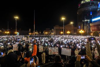 ТИШИНА ВО СКОПЈЕ, БОЛКА ВО СРЦАТА: ШЕСТ МЕСЕЦИ СЕЌАВАЊЕ НА ИЗГУБЕНИТЕ МЛАДИ ЖИВОТИ ВО КОЧАНИ!