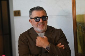 ПОЗНАТ ПЕЈАЧ РАБОТЕЛ КАКО ЧИСТАЧ НА ТОАЛЕТИ! ЕДНА СРЕДБА МУ ГО ПРОМЕНИЛ ЖИВОТОТ ОД КОРЕН!