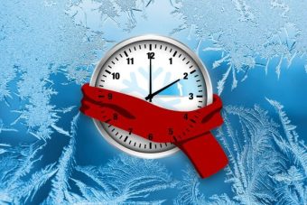 СТРЕЛКИТЕ СЕ ВРАЌААТ НАЗАД! Еве точно кога започнува зимското сметање на времето!