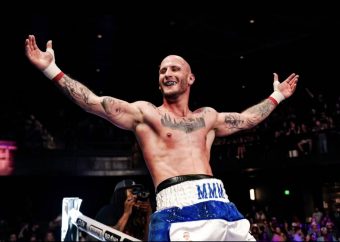 КАКВА ПРИКАЗНА! СЕ ИЗДИГНА ОД НОКАУТОТ ЗА ДА СЕ ЗАКИТИ СО ТИТУЛА!