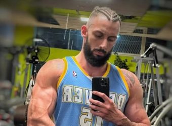 НА ЏЕКСОН АВТОМОБИЛОТ ВРЕДЕН 25.000 ЕВРА УНИШТЕН НА СРЕД УЛИЦА – ИСПИШАНИ ШОКАНТНИ НАВРЕДИ (ФОТО)