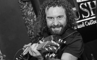 ТАГА НА МАКЕДОНСКАТА СЦЕНА: ПОЧИНА ГИТАРИСТОТ ДЕЈАН БОЖИНОВСКИ – КОЛЕГИТЕ СЕ ПРОСТУВААТ ОД НЕГО!